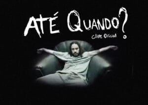 Fundo preto com o texto em branco bem grande de 'Até Quando?' e em letras menores aparece 'Clipe Oficial'. Gabriel o Pensador aparece 'jogado' em um sofá, com os braços abertos.