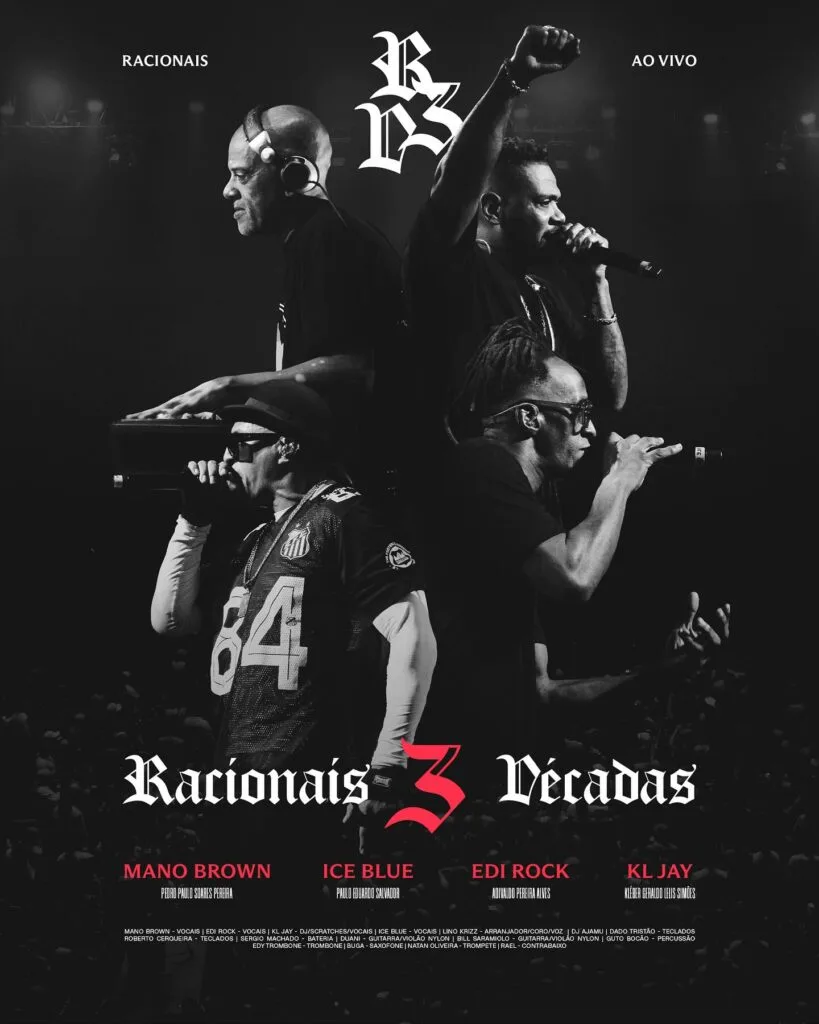 Capa em preto e branco do disco ao vivo Racionais 3 Décadas com título em destaque e a foto de Mano Brown, Edi Rock e Ice Blue segurando um microfone, e o DJ KL Jay comandando os discos em referência ao show gravado. Embora a capa seja em preto e branco, o 3 e os nomes dos integrantes estão em vermelho