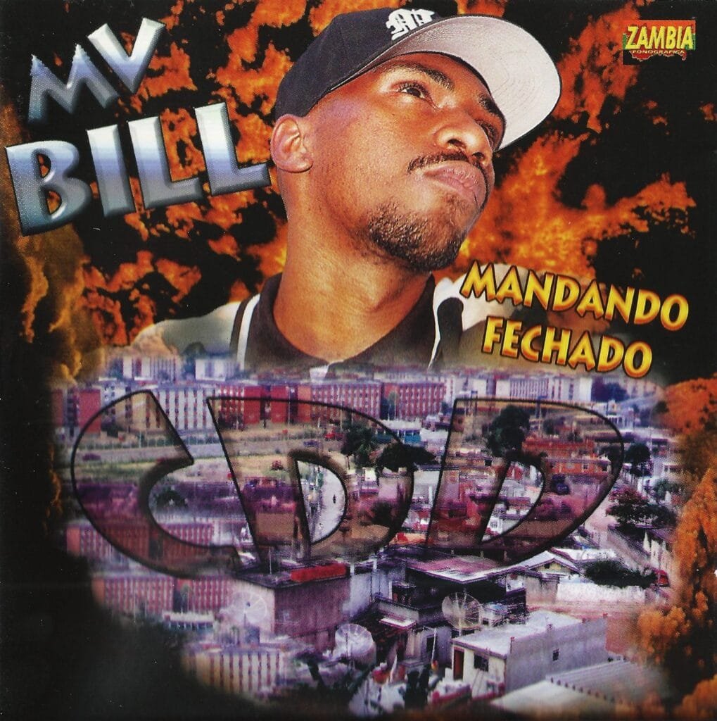 Imagem do artista MY BILL com uma expressão pensativa, usando boné preto e camisa com fundo de fumaça laranja e uma vista da Cidade de Deus, no Rio de Janeiro. Texto na imagem destaca 'CDD Mandando Fechado' e o nome 'MY BILL'.