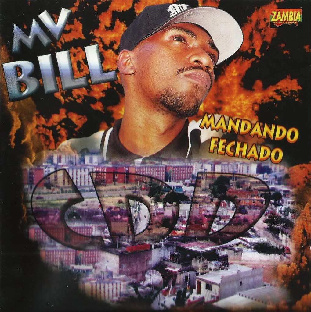Imagem do artista MY BILL com uma expressão pensativa, usando boné preto e camisa com fundo de fumaça laranja e uma vista da Cidade de Deus, no Rio de Janeiro. Texto na imagem destaca 'CDD Mandando Fechado' e o nome 'MY BILL'.
