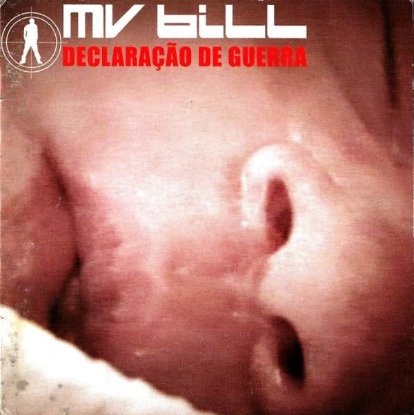 Capa do álbum 'Declaração de Guerra' de MV Bill, mostrando um close-up extremo do nariz e da boca de um bebê, com o título do álbum em letras vermelhas e o nome do artista em branco estilizado na parte superior.