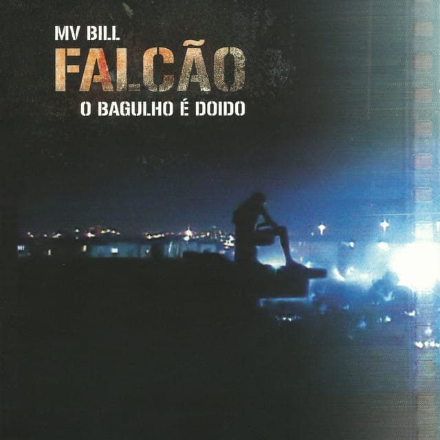Capa do álbum 'Falcão O Bagulho É Doido' de MV Bill, apresentando uma figura solitária sentada em uma estrutura elevada à noite, com as luzes da cidade ao fundo.
