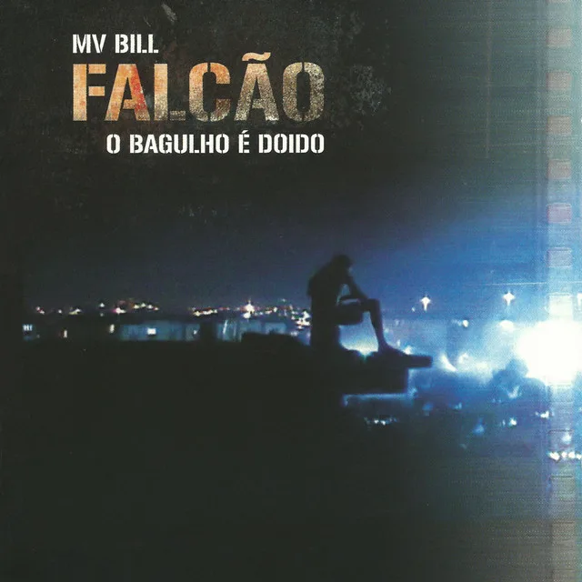 Capa do álbum 'Falcão O Bagulho É Doido' de MV Bill, apresentando uma figura solitária sentada em uma estrutura elevada à noite, com as luzes da cidade ao fundo.