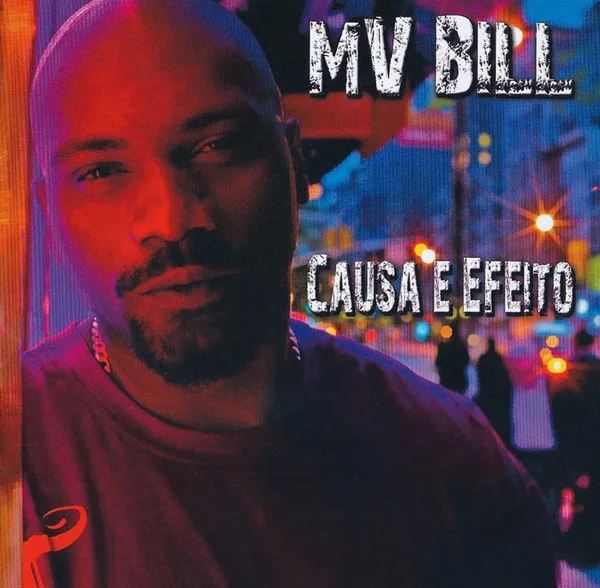 A capa do álbum 'Causa e Efeito' de MV Bill apresenta o rapper em primeiro plano, posando com uma expressão séria. Ele é visivelmente careca e tem uma barba curta. A iluminação vermelha atinge seu rosto e o lado esquerdo de sua camiseta, enquanto o fundo é um borrão de luzes da cidade em tons de azul e roxo, com silhuetas de pessoas. No canto superior direito, o nome 'MV BILL' está escrito em letras brancas com contorno preto e um efeito granulado. Abaixo, centralizado, 'CAUSA E EFEITO' aparece em letras brancas com um efeito de textura similar. Ele está usando um colar de corrente dourada e uma camiseta escura.
