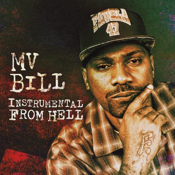 Capa com MV Bill em destaque. Ele está usando um boné escuro com a palavra 'FAVELA' e o número '47' escritos na frente. Ele tem uma barba e bigode e está olhando diretamente para a câmera com uma expressão séria, com a mão direita tocando o queixo. A camisa que ele veste é xadrez, em tons que parecem ser marrons e laranjas. Ao fundo, há um gradiente de cores que varia do marrom escuro para o avermelhado, com uma textura granulada ou manchada que confere um aspecto um tanto rústico. No lado esquerdo da imagem, o nome 'MV BILL' está escrito em letras brancas grandes, uma embaixo da outra. Abaixo do nome, em letras menores, lê-se 'INSTRUMENTAL FROM HELL', nome do disco.