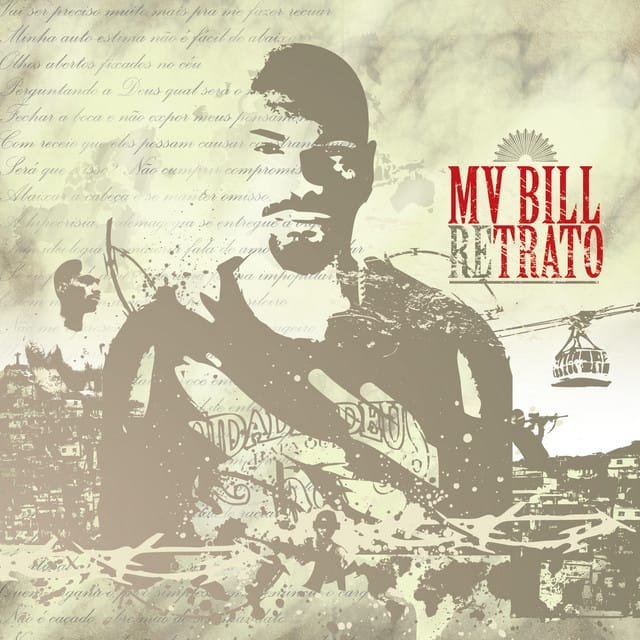 Uma capa de álbum monocromática para 'MV Bill Retrato' apresenta MV Bill silhuetado, com uma aparência texturizada e desgastada. O fundo é uma mistura de texto desbotado e padrões sutis. À esquerda, uma silhueta menor de outra pessoa é visível e, à direita, um teleférico e o que parece ser uma paisagem de favela são retratados. O título 'MV BILL RETRATO' é exibido de forma proeminente em texto vermelho estilizado no lado direito.
