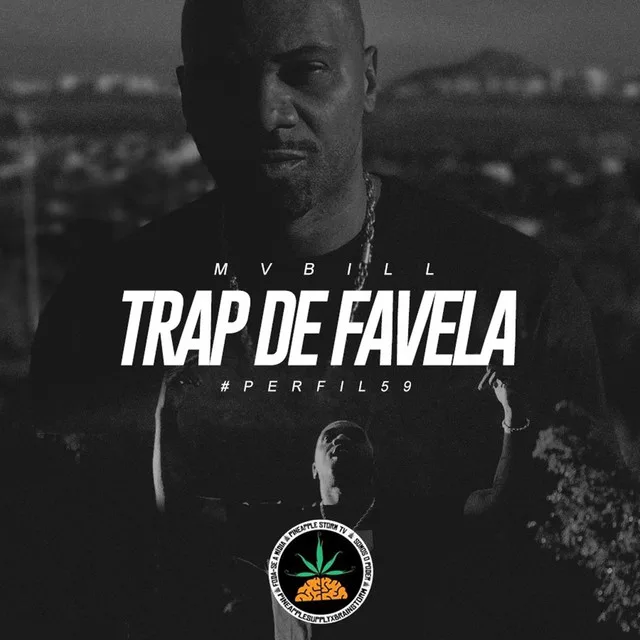A imagem é a capa do single 'Trap de Favela' do MV Bill. É uma fotografia em preto e branco do rapper MV Bill, que aparece em primeiro plano, sério, com correntes no pescoço. Ao fundo, desfocadas, há favelas e morros. No centro da imagem, em letras grandes e brancas, está escrito 'TRAP DE FAVELA', e acima, em letras menores, 'M V B I L L'. Abaixo do título principal, lê-se '#PERFIL 59'. Na parte inferior da capa, há um círculo com o logotipo 'Pineapple Storm TV', que inclui um desenho estilizado de um cérebro com uma folha de maconha no centro.