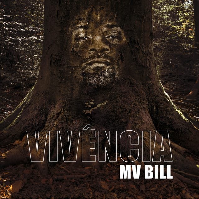 A imagem é a capa do álbum 'Vivência' do MV Bill. Ela mostra o rosto do rapper superposto no tronco de uma árvore grande e antiga, com raízes expostas. A árvore está em uma floresta escura e densa, com a luz do sol filtrando por entre as folhas ao fundo. O título 'VIVÊNCIA' está em destaque na parte inferior central da imagem, em letras brancas vazadas, e 'MV BILL' está logo abaixo, em letras brancas sólidas.