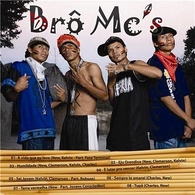 A imagem mostra quatro jovens indígenas, do grupo Brô MC's, posando com roupas e acessórios de estilo hip-hop, como bonés, bandanas e colares. Todos têm pinturas faciais tradicionais e estão em um ambiente ao ar livre, com folhagem no fundo. Abaixo dos jovens, há uma lista de faixas de música.