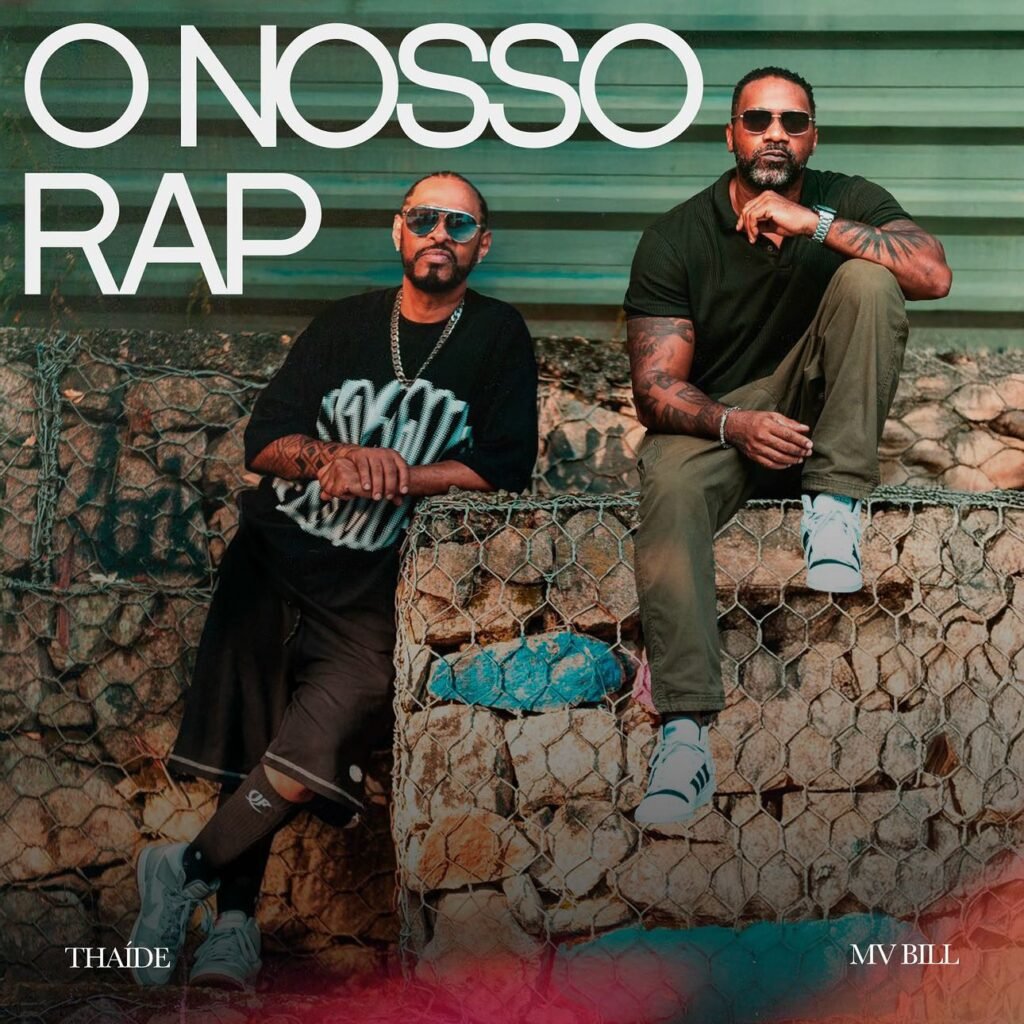 Capa do álbum 'O Nosso Rap' com MV Bill e Thaíde. À esquerda, Thaíde, com barba curta e óculos de sol escuros, veste uma camiseta preta estampada e uma saia-calça preta, sentado sobre um gabião. À direita, MV Bill, com barba e óculos de sol escuros, usa uma camisa polo verde musgo, calça cargo verde e tênis brancos, também sentado sobre gabiões. O fundo é uma parede verde escura. O título 'O NOSSO RAP' está em destaque na parte superior esquerda e os nomes 'THAÍDE' e 'MV BILL' nas esquinas inferiores esquerda e direita, respectivamente.