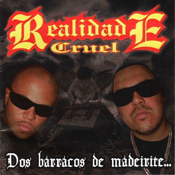 Na capa do CD 'Dos barracos de madeirite aos palácios de platina' do grupo Realidade Cruel são retratados dois membros da banda, Douglas e Flagrante, ambos com a cabeça raspada e usando óculos escuros, que dominam a parte inferior da imagem; na capa, o título aparece como 'Dos barracos de madeirite...', pois na contracapa há o complemento 'aos palácios de platina', além dos outros dois integrantes do grupo: DJ Bola8 e Karol. Ao fundo, um anjo com asas, que parece estar em um túmulo, adiciona um toque sombrio e melancólico à cena. O título do álbum e o nome do grupo aparecem em letras estilizadas e góticas no topo, reforçando a identidade visual e o estilo musical do rap nacional com suas letras de denúncia social.