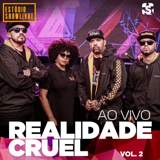 A imagem é a capa do álbum de uma banda de rap chamada Realidade Cruel, mostrando seus quatro membros da gravação em questão: TM Thiago Mascote, Tuca Lelis, DJ Bola8 e R.O, todos com roupas pretas e acessórios, posando em um palco de estúdio. A capa, em tons escuros e com destaque para o amarelo, traz o nome da banda em letras grandes, além dos logos do Estúdio Showlivre e a inscrição