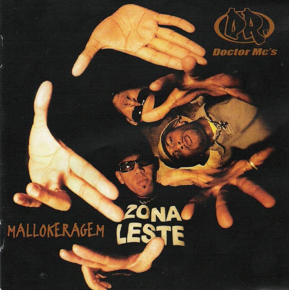 A capa do álbum 'Mallokeragem Zona Leste' do Doctor Mc's possui uma estética marcante de rap, utilizando um fundo preto que realça os elementos centrais. A imagem destaca os integrantes do grupo em poses frontais, com óculos escuros e bonés, enquanto múltiplas mãos abertas flutuam dramaticamente ao redor deles. O logotipo do grupo aparece no topo, e o título do trabalho, 'MALLOKERAGEM ZONA LESTE', é exibido em letras grandes na parte inferior, reforçando a identidade e a temática de rua e periferia do grupo de rap.
