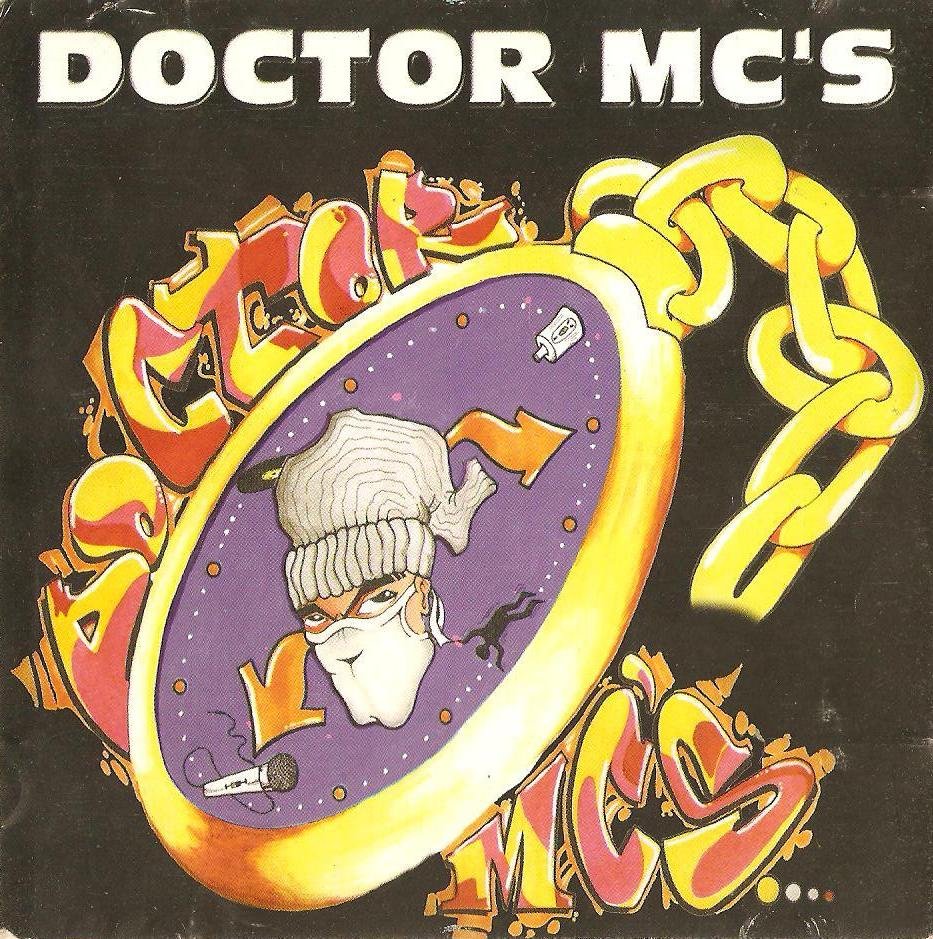 Capa de single com o nome 'DOCTOR MC'S' em letras brancas na parte superior contra um fundo preto. O centro da imagem é dominado por um desenho grande de um relógio de bolso oval, com aro e corrente grossa em amarelo/dourado. O fundo do relógio é roxo e mostra o rosto estilizado de uma figura usando um gorro cinza/branco e uma máscara cirúrgica branca, com os olhos visíveis. Setas e grafismos decoram o interior. O nome 'DOCTOR MC'S' está em grafite colorido (principalmente amarelo e vermelho) ao redor e sobre o relógio, reforçando o estilo.