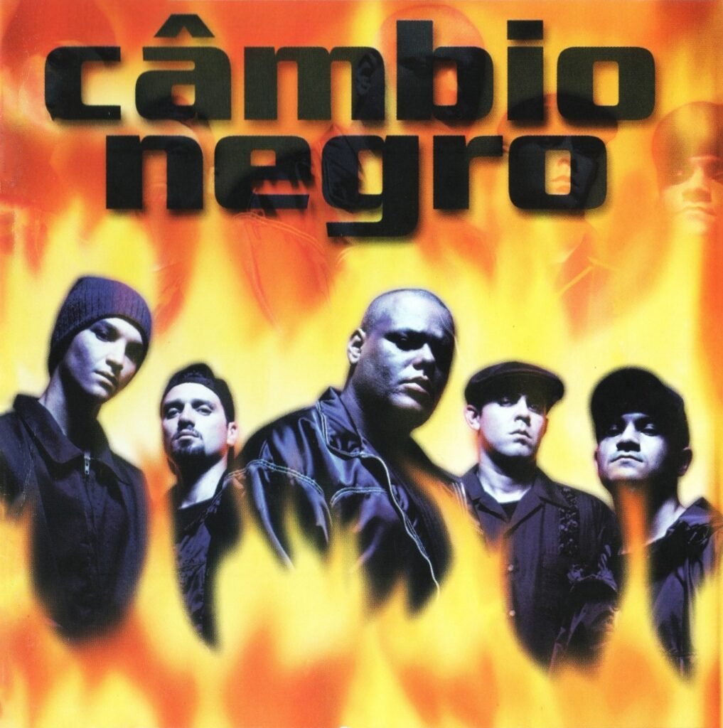 A capa do álbum homônimo 'Câmbio Negro'. O nome do grupo está no topo, em letras grandes, pretas e em caixa baixa, com a palavra