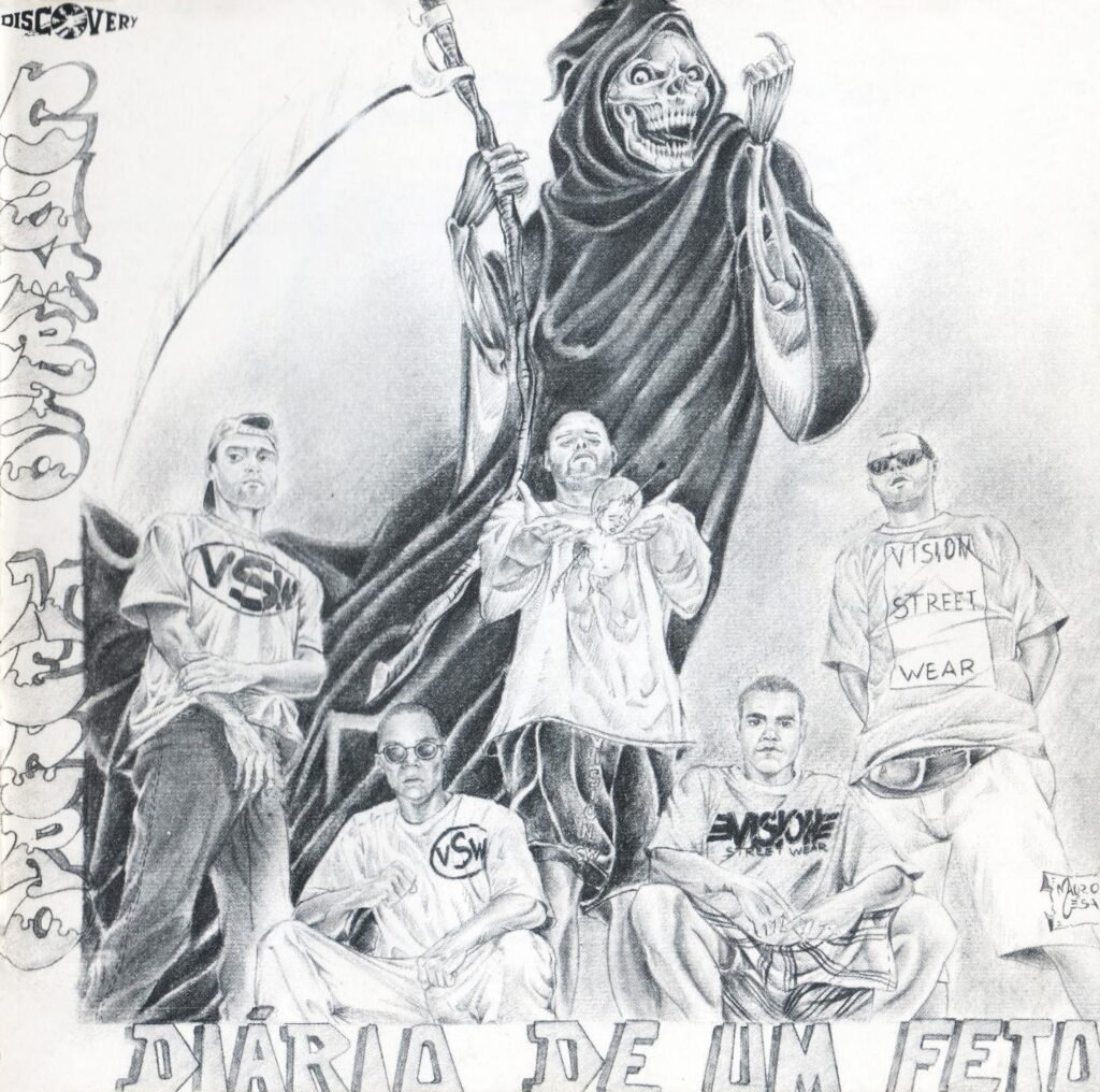 A capa do álbum 'Diário de Um Feto' do grupo Câmbio Negro. É um desenho em preto e branco (grafite) que retrata os cinco integrantes do grupo em primeiro plano. Eles estão vestidos com roupas de streetwear, incluindo camisetas das marcas 'Vision Street Wear' (VSW) e 'Envisione'. O integrante ao centro segura um bebê (um feto). Em segundo plano, uma grande figura da Morte, representada como um esqueleto encapuzado segurando uma foice, paira sobre eles. Na vertical, ao longo da borda esquerda, está o nome 'CÂMBIO NEGRO' em uma fonte de grafite. Na parte inferior, o título 'DIÁRIO DE UM FETO' está escrito em letras estilizadas. No canto superior esquerdo, lê-se 'DISCOVERY'.