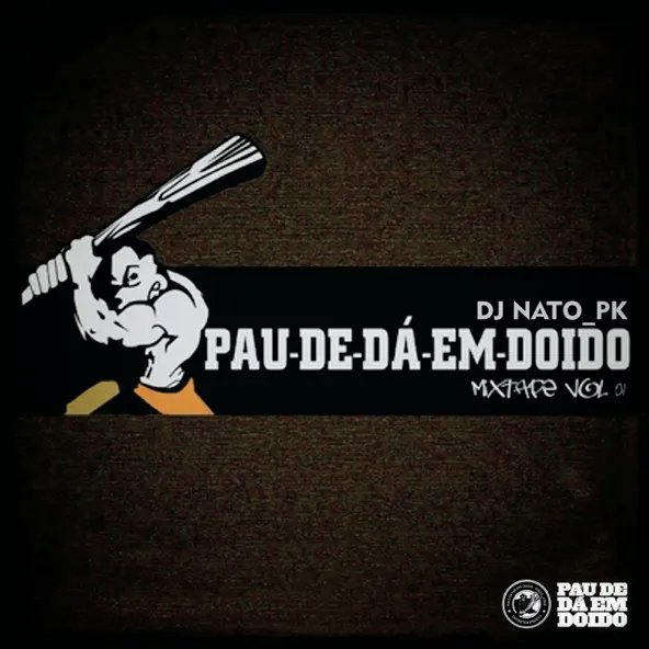 Capa da mixtape 'Pau-de-Dá-em-Doido Mixtape Vol. 01', do DJ Nato PK, apresentando uma estética urbana e agressiva sobre um fundo escuro e granulado; à esquerda, destaca-se a ilustração de um homem musculoso em estilo cartoon, empunhando um porrete acima da cabeça, enquanto ao centro uma faixa preta exibe o título do projeto em letras garrafais brancas, acompanhado do nome do DJ e da identificação do volume em tipografia que remete ao graffiti.