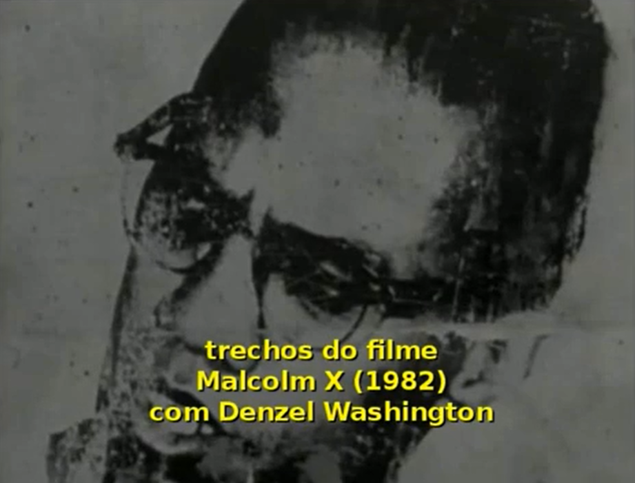 Desenho de Malcolm X com legenda em amarelo por cima que se lê 'Trechos do filme Malcolm X (1982) com Denzel Washington'. A imagem é um print do clipe Ell Haj Malik El Shabaz, do V.O (Versão Original).