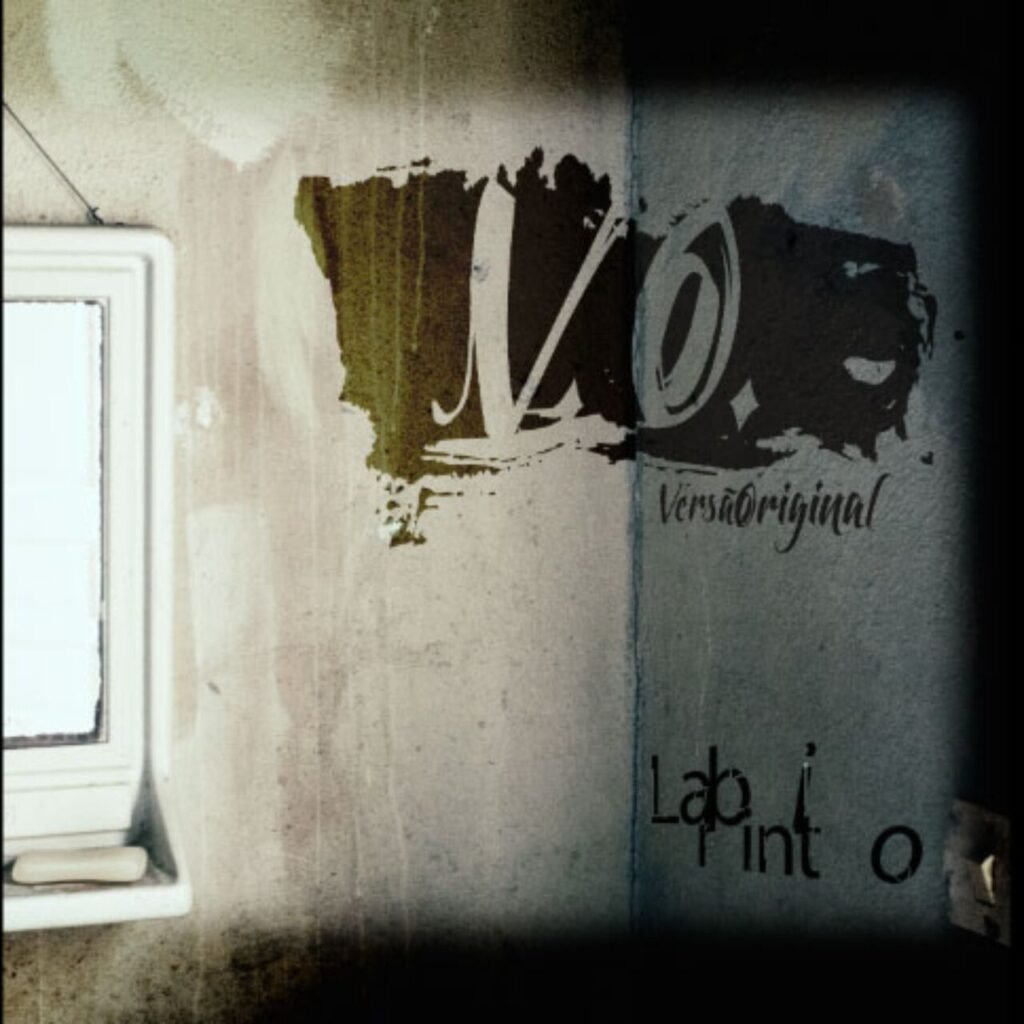 Fotografia em close do canto de uma parede interna com textura desgastada e manchas de infiltração. No canto superior direito, há uma pintura em estêncil preta e marrom com as letras 'V.O.' entrelaçadas em estilo caligráfico, acompanhadas pelo nome 'Versão Original' escrito logo abaixo em uma fonte cursiva menor. No canto inferior direito, a palavra 'Labirinto' aparece escrita com letras pretas desalinhadas e espaçadas, simulando um efeito de carimbo ou tipografia falha. À esquerda, vê-se parte de uma janela branca e um suporte com um sabonete, sugerindo o ambiente de um banheiro ou área de serviço antiga.