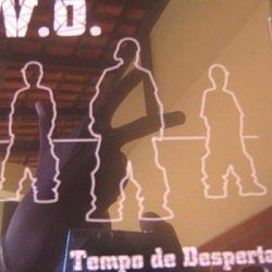 Imagem em close de uma superfície transparente, possivelmente acrílico ou vidro, que serve como capa do álbum 'Tempo de Despertar' do grupo V.O. (Versão Original). No centro, há três silhuetas de figuras masculinas desenhadas com contornos brancos finos; a figura central é maior e as duas laterais são menores. Por trás da superfície, vê-se o reflexo de uma mão fazendo o sinal de paz ou vitória com os dedos em 'V' e parte de um telhado de madeira com telhas cerâmicas ao fundo. Na parte superior esquerda, aparecem as letras 'V.O.' e, na parte inferior, o título 'Tempo de Despertar' escrito em uma fonte estilizada que lembra letras de máquina de escrever.