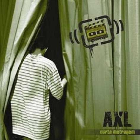 Capa de álbum com uma paleta de cores dominada por tons de verde oliva. À esquerda, uma pessoa vista de costas, com cabelo curto escuro e vestindo uma camiseta larga com finas listras horizontais pretas e brancas, segura e afasta grandes cortinas verdes, revelando um espaço escuro e vazio entre elas. No canto superior direito, flutua uma ilustração gráfica em preto e amarelo que funde uma fita cassete com uma claquete de cinema, cercada por colchetes estilizados e linhas curvas que sugerem emissão de som. No canto inferior direito, lê-se 'AXL' em uma fonte preta grande, texturizada e com aspecto de estêncil, e logo abaixo, o título 'curta metragem' em letras menores sobre uma faixa retangular escura.