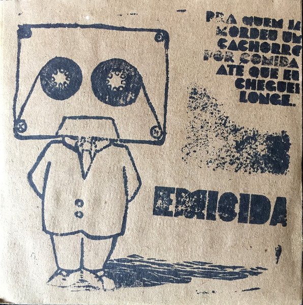 Capa da mixtape 'Pra Quem Já Mordeu um Cachorro por Comida, Até Que Eu Cheguei Longe...', do rapper Emicida, apresentando uma composição de carimbos pretos prensados sobre papel pardo de textura rústica e fibras visíveis; a arte central exibe um personagem de terno com uma fita cassete no lugar da cabeça, acompanhado pelo nome 'EMICIDA' e o extenso título do álbum à direita, ambos com falhas de preenchimento e bordas irregulares típicas da pressão manual do carimbo