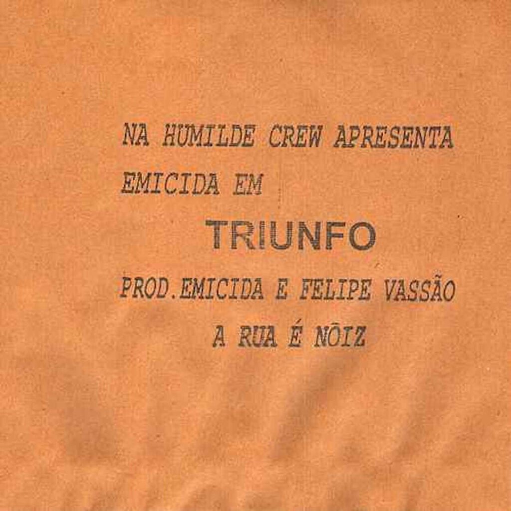 A capa do single 'Triunfo' de Emicida apresenta uma estética minimalista que emula um carimbo datilografado sobre papel pardo, destacando os nomes dos produtores Felipe Vassão e do selo 'Na Humilde Crew', além do emblemático lema 'A Rua é Nõiz'. Este visual 'low-fi' concretiza a urgência do rap independente de 2008, priorizando a força lírica e a identidade urbana em vez de produções gráficas complexas, marcando o início de uma nova era para o hip hop brasileiro.
