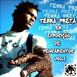 Capa de álbum mostrando um homem de cabelo escuro e curto, vestindo uma camiseta branca e suspensórios escuros contra um céu azul claro. Ele está olhando ligeiramente para baixo e sua mão está estendida para a frente, aparecendo desfocada em primeiro plano. O texto no lado direito diz 'TERRA PRETA EM EXPOSIÇÃO DE PENSAMENTOS VOL 1' em uma fonte branca estilizada com contornos pretos. As palavras 'TERRA PRETA' são repetidas de forma suave no céu ao fundo. Um pequeno logotipo circular em preto e branco aparece no canto inferior direito.