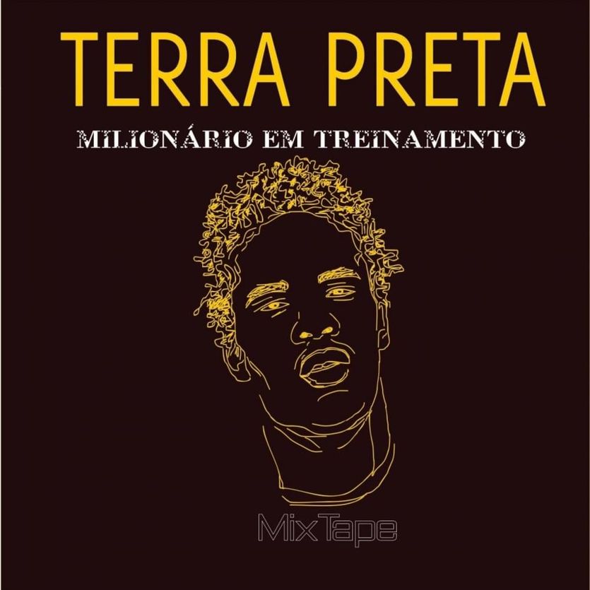 A capa da mixtape 'Milionário em Treinamento' do artista Terra Preta apresenta um fundo liso em tom marrom escuro. No topo, o nome 'TERRA PRETA' ganha destaque em letras maiúsculas amarelas, seguido logo abaixo pelo título 'MILIONÁRIO EM TREINAMENTO' em uma fonte branca com textura desgastada. O centro da imagem exibe uma ilustração linear em amarelo que retrata o rosto do cantor com os lábios entreabertos e cabelos crespos volumosos. Na parte inferior centralizada, a palavra 'MixTape' está escrita em branco, utilizando uma tipografia que exibe apenas o contorno vazado das letras.