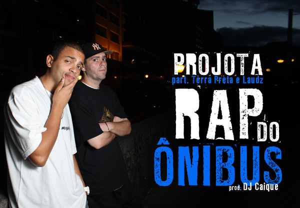 Fotografia noturna em uma rua urbana mostrando dois homens à esquerda. O primeiro, o rapper Projota, veste camiseta branca folgada e repousa a mão no queixo, enquanto o segundo, DJ Caique, usa camiseta preta, boné escuro com logotipo e mantém os braços cruzados. À direita, um grande texto estilizado com textura desgastada anuncia 'PROJOTA' em branco, 'part. Terra Preta e Laudz' em azul, o título 'RAP do ÔNIBUS' em destaque nas cores branco e azul, e os créditos 'prod. DJ Caique' em branco no canto inferior.