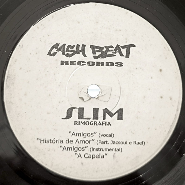 A imagem mostra em detalhe o rótulo central de um disco de vinil preto. O selo é circular e branco com uma textura levemente granulada. No topo, lê-se o logotipo da gravadora 'CASH BEAT RECORDS' em letras pretas estilizadas. Abaixo do furo central, destaca-se o nome do artista 'SLIM RIMOGRAFIA'. Na metade inferior, estão listadas as faixas do Lado A: 'Amigos' (vocal), 'História de Amor' (Part. Jacsoul e Rael), 'Amigos' (instrumental) e 'A Capela'. Todas as informações estão impressas em preto com diferentes fontes e tamanhos.