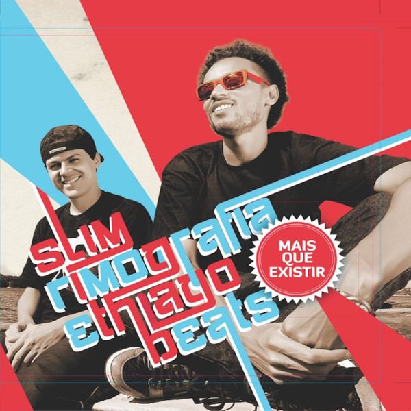 Capa do álbum 'Mais Que Existir' apresenta Slim Rimografia e Thiago Beats sentados ao ar livre sob um design gráfico vibrante com faixas diagonais em azul, branco e vermelho. Slim Rimografia, à direita, sorri usando óculos de sol vermelhos e camiseta preta, enquanto Thiago Beats aparece à esquerda, de boné preto e camiseta da mesma cor. Os nomes dos artistas estão estilizados em letras geométricas coloridas na parte inferior, e o título do projeto aparece dentro de um selo circular vermelho com bordas serrilhadas.