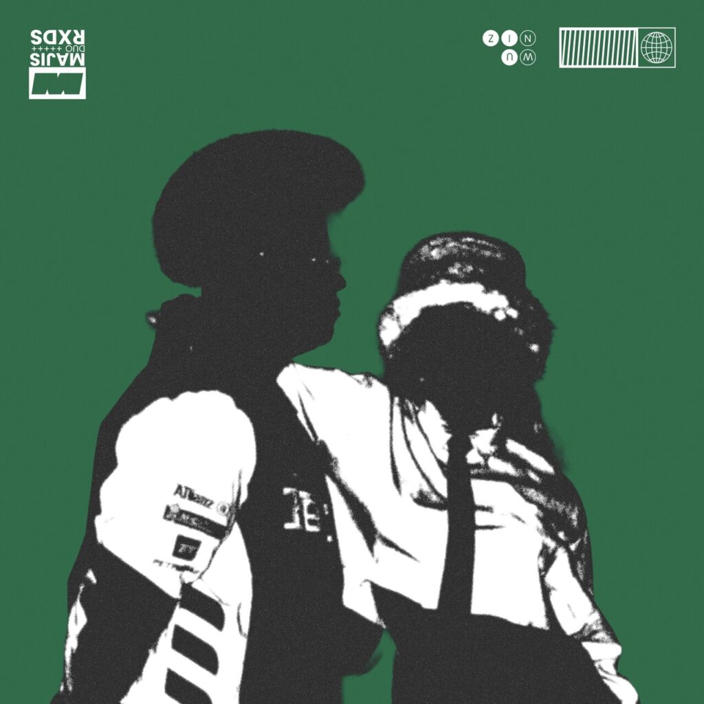 A capa do EP 'Expoente', de Majis e RXDS, apresenta uma arte centralizada em alto contraste preto e branco sobre um fundo verde-escuro sólido, retratando duas figuras com camisas brancas e rostos cobertos por sombras. A composição inclui logotipos comerciais nas vestimentas e elementos gráficos minimalistas nos cantos superiores, como símbolos circulares com letras, um padrão de código de barras com um globo e a assinatura dos artistas invertida de cabeça para baixo no topo esquerdo.