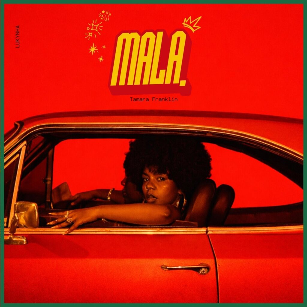 A capa do single 'Mala' destaca Tamara Franklin no interior de um carro clássico vermelho, sob um fundo da mesma cor que preenche a metade superior da arte. O título 'MALA' é exibido em tipografia amarela em bloco com estilo retrô, acompanhado por grafismos simples como uma coroa e estrelas. A imagem utiliza um contraste direto entre o vermelho dominante, o amarelo do título e uma moldura verde fina, resultando em uma estética visual urbana e estilizada que remete ao design gráfico das décadas passadas.