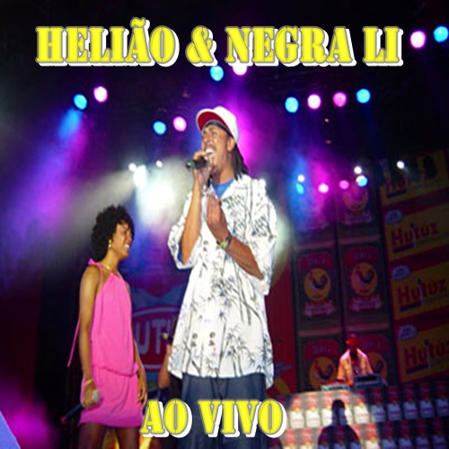A capa do álbum ao vivo traz os artistas Helião e Negra Li em um show. No topo da imagem, o texto 'HELIÃO & NEGRA LI' está escrito em letras amarelas tridimensionais com contorno branco. Na parte inferior, a expressão 'AO VIVO' aparece no mesmo estilo e cor de fonte. Ao centro, Helião veste um boné claro, calças escuras e uma camisa de manga curta clara estampada, segurando o microfone em direção à boca enquanto canta. À esquerda, Negra Li veste um vestido rosa curto e segura um microfone ao lado do corpo, olhando e sorrindo em direção a Helião. O fundo mostra a estrutura do palco iluminada por refletores coloridos e painéis com logos ao fundo.