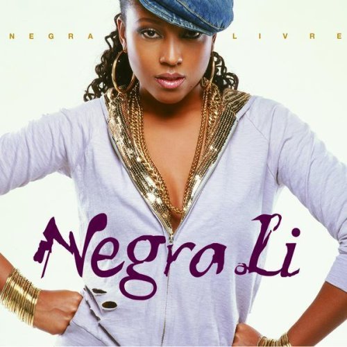 A capa do álbum Negra Livre, da cantora Negra Li, apresenta a artista centralizada contra um fundo claro, vestindo um casaco com capuz cinza-claro levemente aberto, revelando grossas correntes douradas no pescoço. Ela usa um quepê de jeans na cabeça, argolas douradas nas orelhas e vários braceletes dourados no pulso direito. No topo da imagem, o título do álbum, 'N E G R A L I V R E', está escrito em letras douradas e espaçadas. No centro inferior, sobre a roupa da artista, destaca-se o nome 'Negra Li' em uma fonte cursiva estilizada na cor roxa.
