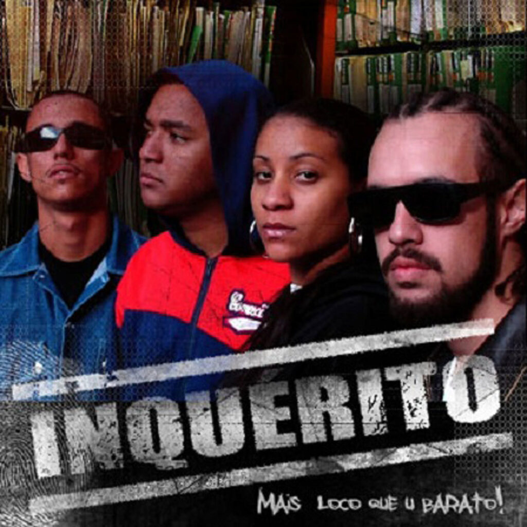 A capa do álbum Mais Loco que u Barato!, do grupo de rap Inquérito, apresenta os quatro integrantes alinhados lado a lado, em corte de busto, em um ambiente que sugere um acervo ou loja de discos com prateleiras cheias ao fundo. Da esquerda para a direita: Rodrigo usa óculos escuros e jaqueta jeans; Klandestino veste um agasalho esportivo azul e vermelho com capuz azul cobrindo a cabeça; Nicole tem o olhar firme em direção à câmera e usa brincos de argola; e Renan, no canto direito, usa óculos escuros e tem barba, cavanhaque e cabelo trançado. Na parte inferior da imagem, atravessando na diagonal, o nome 'INQUÉRITO' está escrito em grandes letras maiúsculas brancas com efeito desgastado. Logo abaixo, em letras menores estilo manuscrito, lê-se o título do álbum: 'MAIS LOCO QUE U BARATO!'.