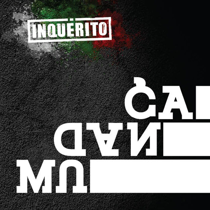 A capa do álbum Mudança, do grupo de rap Inquérito, é dividida na diagonal com uma textura áspera em tom cinza-escuro à esquerda e fundo preto à direita. No canto superior esquerdo, sobre um efeito de tinta em spray nas cores cinza, verde e vermelho, o nome 'INQUÉRITO' aparece em uma caixa retangular branca com letras vazadas estilo estêncil. Na metade direita, a palavra 'MUDANÇA' está escrita na vertical em grandes letras maiúsculas brancas de baixo para cima, com as letras espelhadas e invertidas.