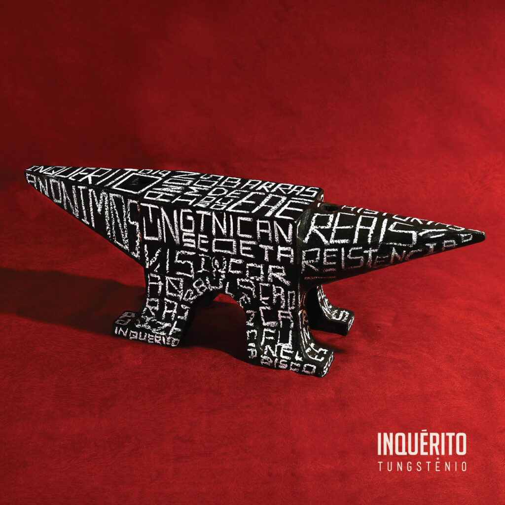 A capa do álbum Tungstênio, do grupo Inquérito, apresenta uma bigorna preta posicionada no centro sobre um fundo de tecido vermelho-vivo e aveludado. A superfície inteira da bigorna está coberta por palavras que envolvem o universo do disco e suas faixas, escritas em branco com uma fonte geométrica estilo estêncil e grafite. Mais visíveis, estão 'INQUÉRITO', 'TUNGSTENIO', 'BARRAS DE OURO', 'HISTÓRIAS REAIS', 'RESISTÊNCIA', 'VISÃO' e 'ANÔNIMOS'. No canto inferior direito, o nome do grupo e o título do álbum aparecem alinhados em letras maiúsculas brancas: 'INQUÉRITO' em destaque e 'TUNGSTÊNIO' em fonte menor logo abaixo.