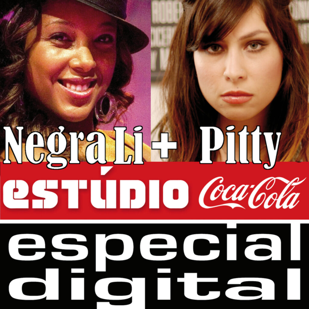 A capa do álbum Estúdio Coca-Cola Especial Digital, da parceria entre Negra Li e Pitty, é dividida em blocos com fotos e texto. Na metade superior, duas fotos mostram o rosto das cantoras lado a lado: à esquerda, Negra Li sorri usando um chapéu escuro e argola na orelha; à direita, Pitty aparece com uma expressão séria e olhar neutro para a câmera. Logo abaixo dos rostos, o texto 'Negra Li + Pitty' está escrito em uma fonte branca com contorno preto e sombras. Abaixo, uma faixa vermelha na horizontal traz o logotipo da 'estúdio' em letras brancas estilizadas ao lado da marca 'Coca-Cola' na sua caligrafia clássica em branco. A parte inferior da capa tem fundo preto com as palavras 'especial' e 'digital' escritas em caixa baixa na cor branca com uma fonte larga e moderna, ocupando duas linhas.