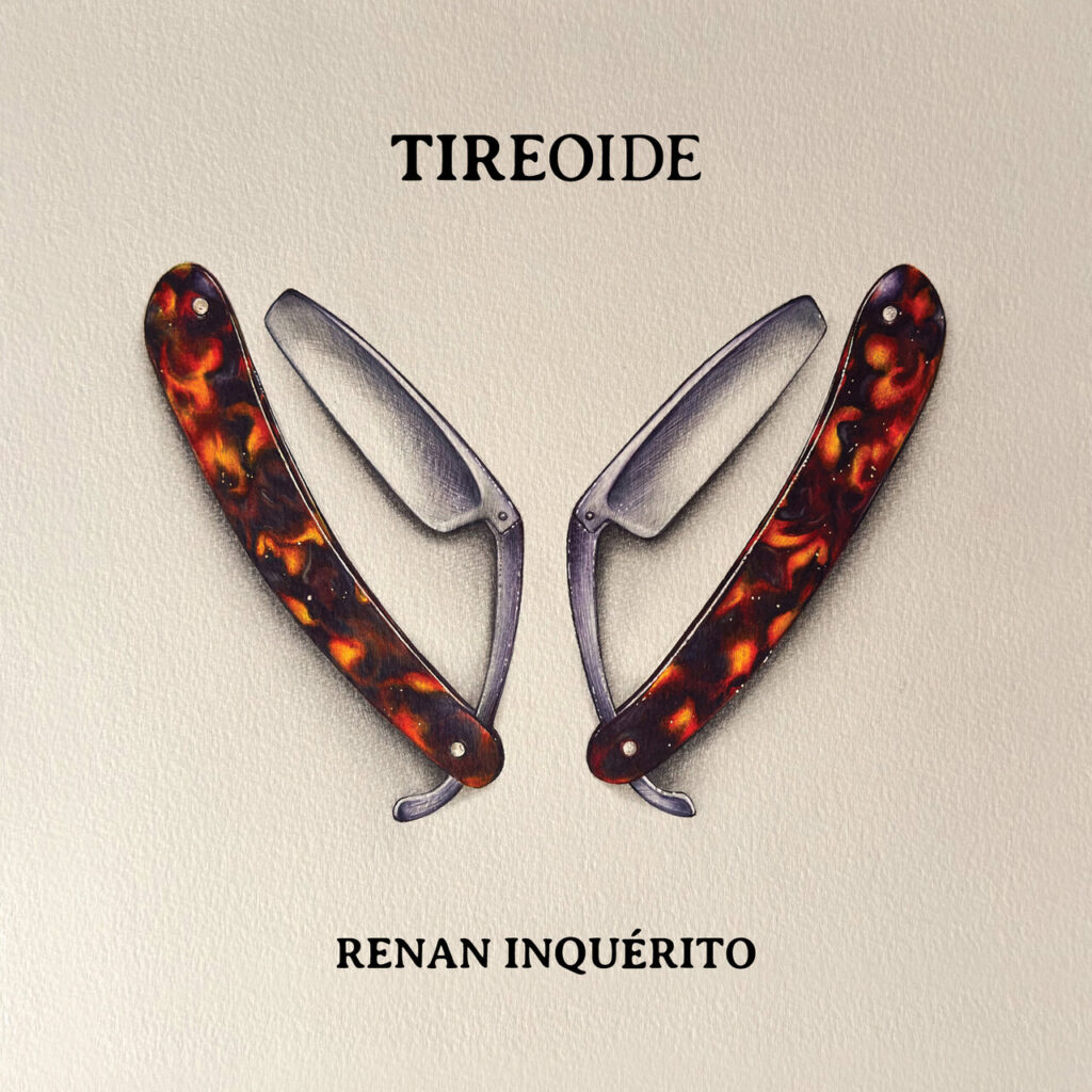 A capa do álbum TIREOIDE, do rapper Renan Inquérito, apresenta uma ilustração centralizada contra um fundo texturizado bege em tom de papel antigo. A imagem retrata duas navalhas dobráveis abertas e espelhadas na vertical, com os cabos para fora e as lâminas voltadas para dentro. Os cabos possuem acabamento em padrão tartaruga em tons de castanho, alaranjado e preto, enquanto as lâminas metálicas prateadas formam juntas uma silhueta que remete ao formato de uma glândula tireoide ou de uma borboleta. No topo da imagem, o título 'TIREOIDE' está escrito em caixa alta na cor preta, utilizando uma fonte clássica com serifa. Na parte inferior central, o nome do artista, 'RENAN INQUÉRITO', aparece escrito na mesma fonte e cor.