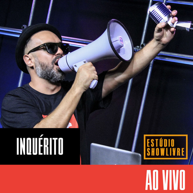 A capa do álbum Estúdio Showlivre (Ao Vivo), do grupo Inquérito, apresenta uma fotografia do rapper Renan em grande destaque durante uma performance ao vivo. O artista aparece do lado esquerdo da imagem, em plano médio, vestindo uma camiseta preta, chapéu estilo coco ou fedora e óculos de sol pretos. Ele segura um megafone branco próximo à boca e, com o braço esquerdo erguido, empunha um microfone prateado de estilo vintage. Ao fundo, avista-se uma estrutura metálica de palco com fundo escuro. Na parte inferior da imagem, um retângulo preto exibe o nome 'INQUÉRITO' escrito em letras maiúsculas brancas. No canto inferior direito, encontra-se o logotipo 'ESTÚDIO SHOWLIVRE' dentro de uma moldura amarela sobre fundo preto e, abaixo, em uma faixa horizontal vermelha que atravessa a base da imagem, a expressão 'AO VIVO' em grandes letras maiúsculas brancas.